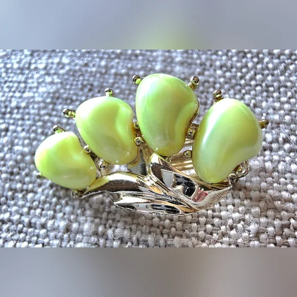 VINTAGE BSK PASTEL THERMOSET BRACELET AND CLIP EARRINGS - Picture 3 of 7